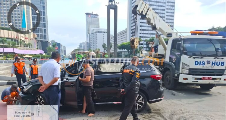Mobil Nyemplung ke Kolam Bundaran HI, Ini Kronologinya