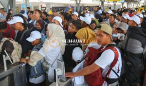 Menjelang Lebaran, Stasiun Pasar Senen Masih Dipadati Pemudik