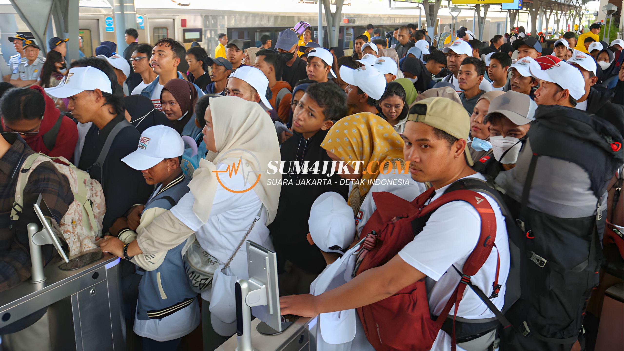 Menjelang Lebaran, Stasiun Pasar Senen Masih Dipadati Pemudik