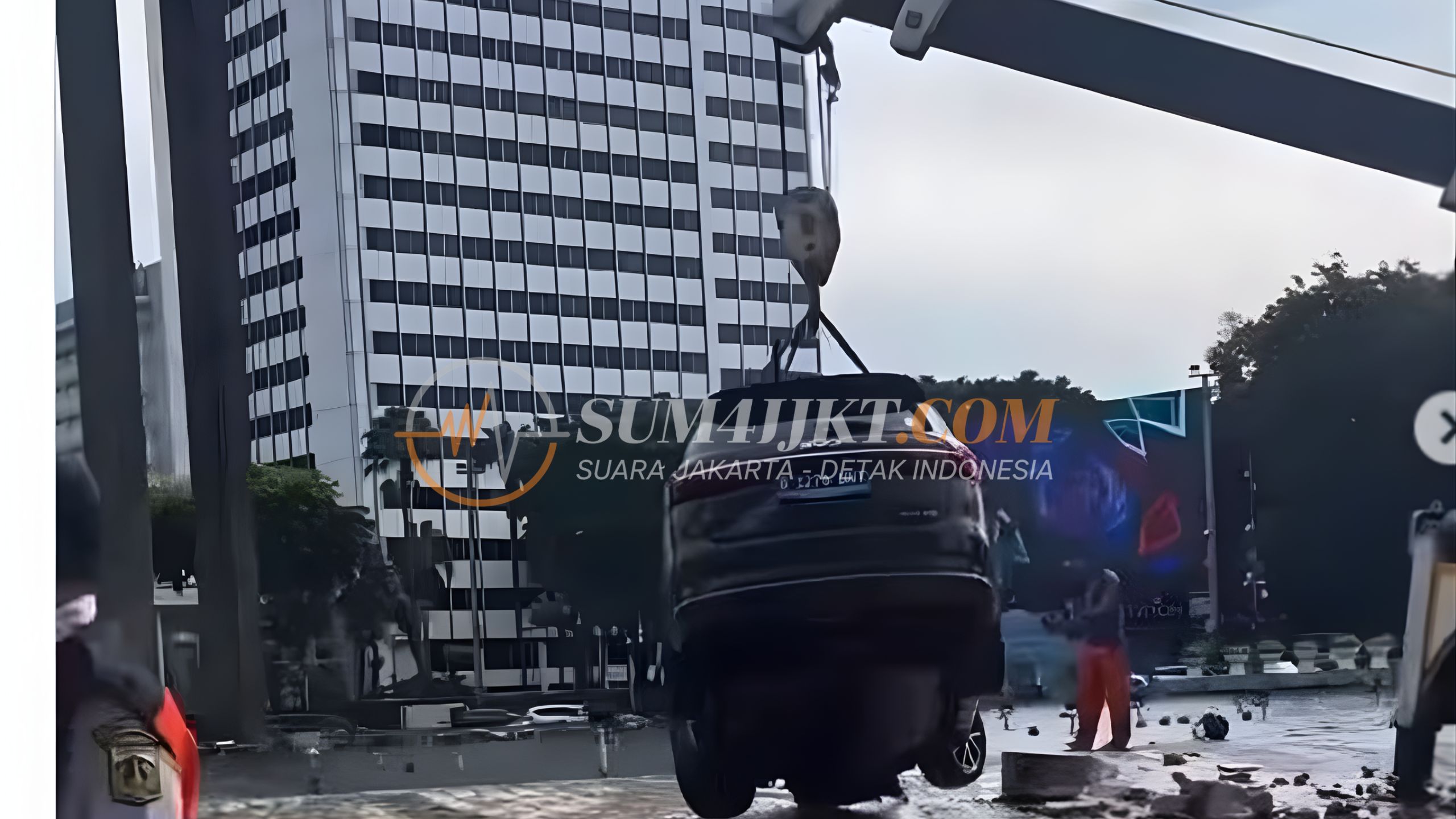 Kondisi Pengemudi Setelah Mobil Nyemplung ke Kolam Bundaran HI