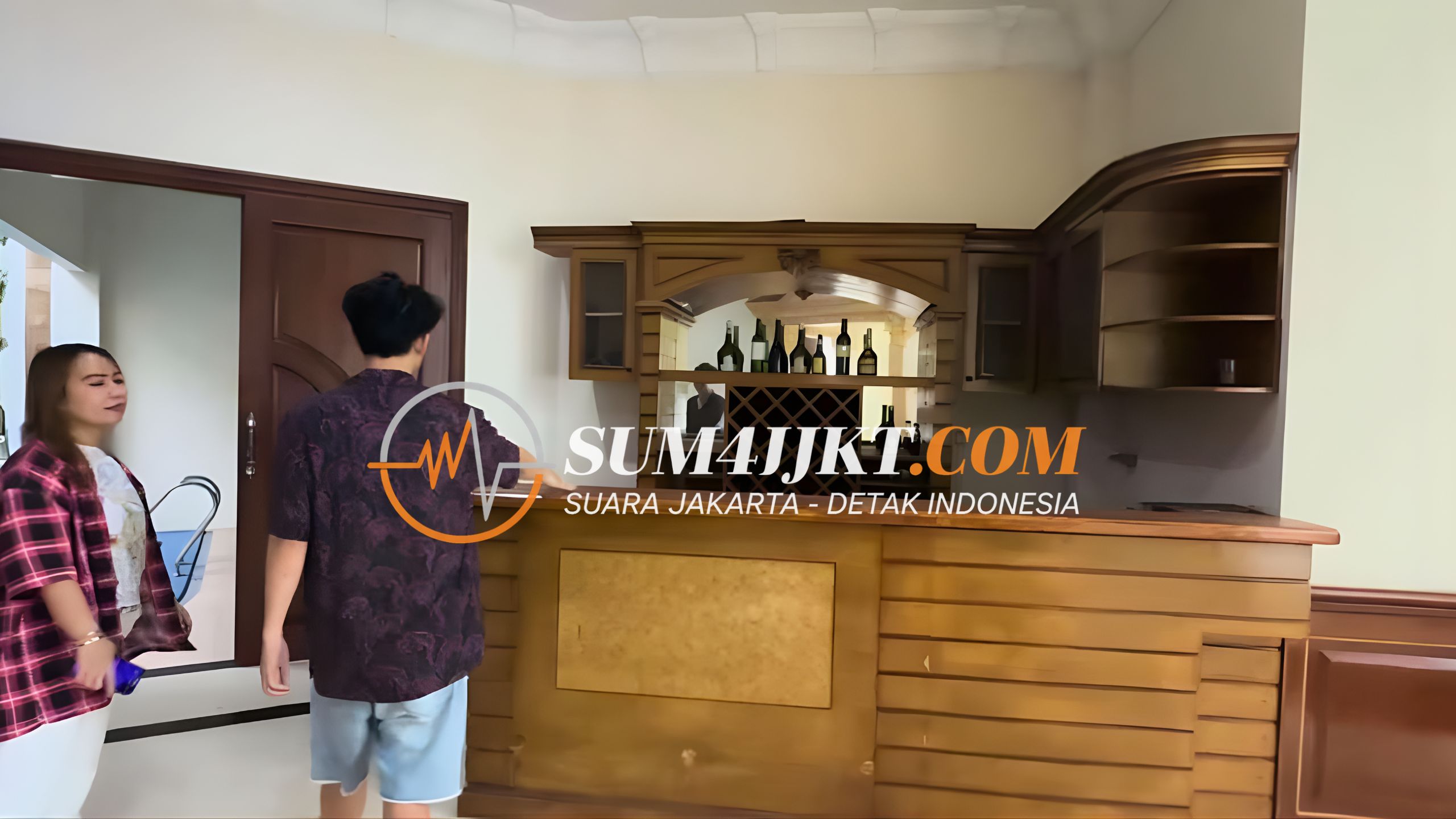 Halaman Rumah yang Luas dan Penuh Ornamen Membuat Hunian Ini Terlihat Seperti Kompleks Pribadi