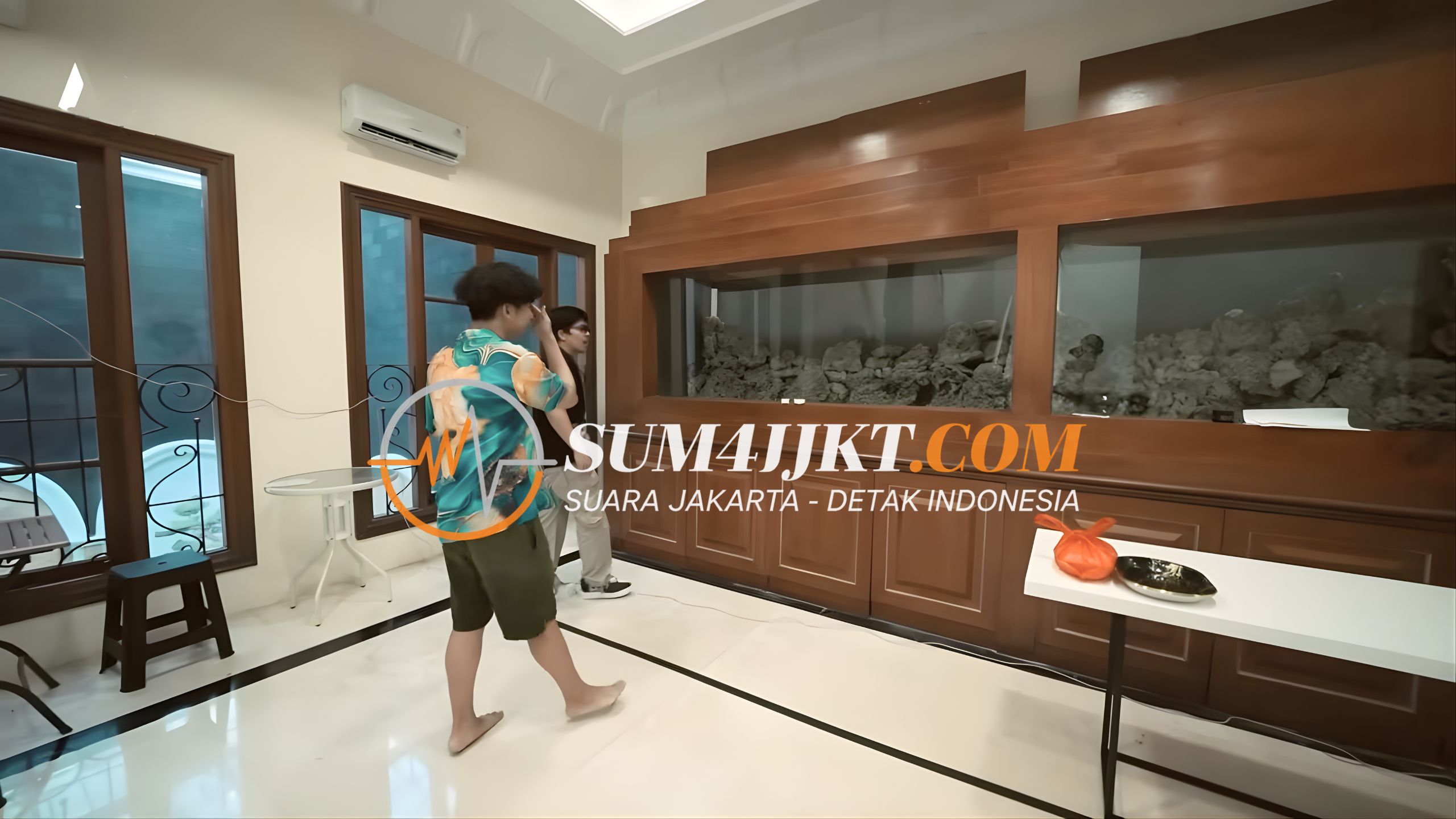 Interior Rumah Tampil Megah dengan Ruang Luas, Plafon Tinggi, dan Tangga Melengkung yang Menjadi Sorotan